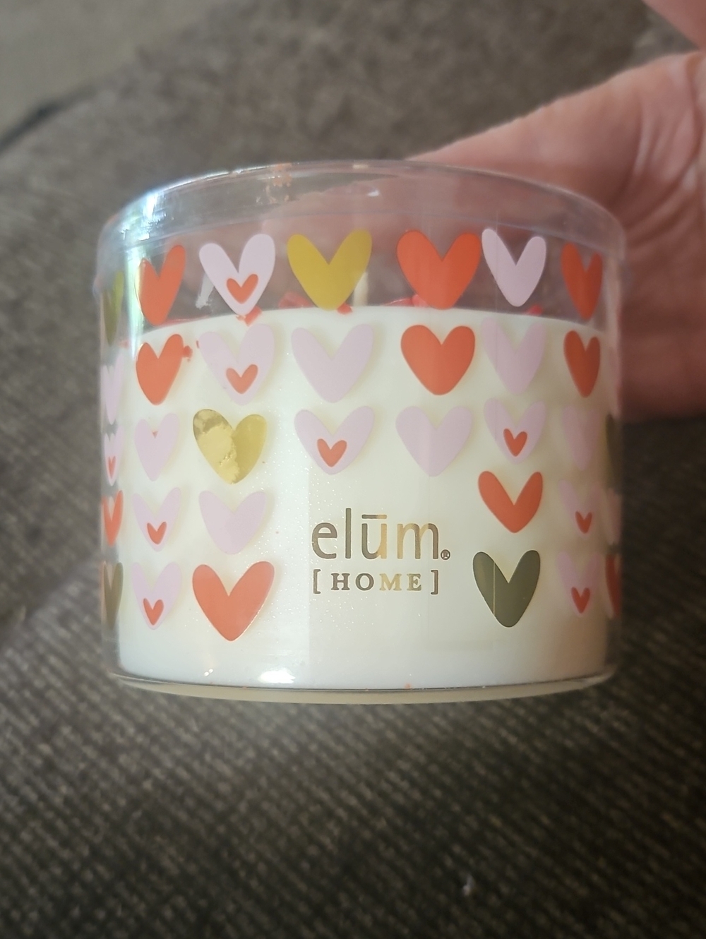 elūm HOME Rose Petals Scented Candle - White with Pink, Coral & Gold Hearts